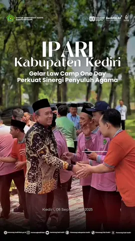 IPARI Kabupaten Kediri Gelar Law Camp One Day, Perkuat Sinergi Penyuluh Agama Kediri (Humas) – Pengurus Daerah Ikatan Penyuluh Agama Republik Indonesia (IPARI) Kabupaten Kediri menggelar kegiatan Law Camp One Day pada Senin (8/9/2025) di Wisata Sempu Exotic Park, Kecamatan Ngancar. Kegiatan yang diikuti sebanyak 103 penyuluh agama ini dikemas dengan konsep rekreatif-edukatif melalui diskusi, outbound, dan refleksi bersama. Mengawali kegiatan, Kasi Bimas Islam Kemenag Kabupaten Kediri, Agus Salim, menyampaikan apresiasi atas terselenggaranya kegiatan ini. Menurutnya, IPARI harus menjadi wadah yang mampu memperkuat kebersamaan antarpenyuluh serta memberikan manfaat nyata bagi masyarakat. Acara kemudian dibuka secara resmi oleh Kepala Kantor Kementerian Agama Kabupaten Kediri, Achmad Fa’iz. Dalam arahannya, beliau menegaskan bahwa penyuluh agama merupakan garda terdepan Kementerian Agama dalam menjaga kerukunan umat beragama. “Keberagaman adalah anugerah yang harus terus kita rawat bersama. Penyuluh agama menjadi duta kerukunan yang hadir langsung di tengah masyarakat untuk memperkuat persatuan dan kedamaian,” ungkapnya. Selain itu, kegiatan ini juga menghadirkan narasumber Dr. Samsul Munir, S.HI., M.Ag. yang menyampaikan materi “Peran Penyuluh Agama: Antara Birokrasi dan Advokasi Kebijakan Publik untuk Umat”. Ia menekankan pentingnya peran ganda penyuluh agama sebagai pelaksana kebijakan sekaligus advokat umat dalam menyuarakan aspirasi masyarakat. Rangkaian kegiatan diisi dengan diskusi kelompok mengenai berbagai isu hukum, antara lain sengketa tanah wakaf, pendirian rumah ibadah, pernikahan siri, pergaulan bebas remaja, hingga pendampingan kasus keluarga. Hasil diskusi dipresentasikan pada sesi siang dan ditanggapi melalui forum panel. Kegiatan ditutup dengan refleksi outdoor, pembacaan komitmen bersama IPARI, serta penampilan yel-yel penyuluh agama. Turut hadir dalam kegiatan ini Kepala Gara Syari’ah, Gara Kristen, Katolik, Hindu, Kepala KUA Ngancar, serta Danramil Ngancar. Melalui kegiatan ini, IPARI Kabupaten Kediri diharapkan semakin solid dan mampu memperkuat peran penyuluh agama sebagai garda depan pelayanan umat sekaligus penopang terwujudnya moderasi beragama di tengah masyarakat. #KemenagKabKediri #kabarkemenagkabkediri #IPARI #PenyuluhAgama #KerukunanUmat #ModerasiBeragama #LawCampOneDay #HumasKemenag #KemenagRI