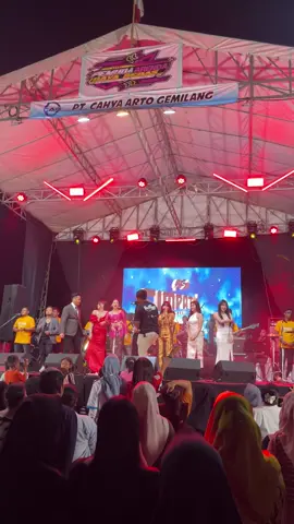 idolaaa e arek”  @Simpatik Music Official @LM_Multimedia Pro @ndhukayu @Linda_ayunda @Aura Sekar @tiaraamorraaa2 @riaameliaa @putrianjani @IRWAN KRISDIYANTO #simpatikmusic #pemudaarenda #hutri80 #lmmultimediapro20 