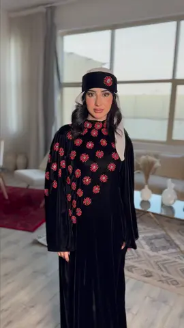 👗✨ أزياء فاخرة مصمّمة بكميات محدودة من المرجان اليمني من توقيع المصممة دنيا مروان، قطع نادرة تجمع بين الفخامة، الأصالة، والحرفية العالية، لتمنحك إطلالة استثنائية لا تشبه أحد. كل تصميم هو عمل فني فاخر يحمل بصمة الطبيعة وندرة المرجان اليمني 🌊💎 اختيارك لهذه الأزياء يعني اختيار التميّز، الأناقة، والتفرّد ✨ #أزياء #دنيا_مروان #تصميم_أزياء #أزياء_نسائية #مرجان_يمني #موضة #فخامة #تصاميم_راقية #ستايل