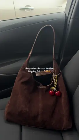 the cutest brown suede two toned bag 🪵 #tiktokshopcreatorpicks #suedebag #leatherbags #fallbag 