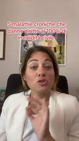 Esistono malattie croniche che, se certificate dalle commissioni mediche, danno diritto al 100% di invalidità civile. Non parliamo di un aiuto temporaneo, ma di una prestazione vitalizia. Ecco alcuni esempi: Neoplasie maligne in trattamento chemioterapico o radioterapico. Insufficienza renale cronica, quando serve dialisi. Patologie neurodegenerative gravi, come la sclerosi multipla o il Parkinson avanzato. Stati di cecità assoluta o sordità profonda. Gravi cardiopatie croniche che impediscono qualsiasi attività lavorativa. Con queste condizioni si può ottenere il riconoscimento dell’invalidità civile al 100%, che dà diritto alla pensione di inabilità vitalizia. Attenzione: non basta avere la malattia, serve la valutazione ufficiale e un verbale che indichi il grado di invalidità. Condividi questo video: potrebbe cambiare la vita di chi lotta ogni giorno con una malattia cronica.