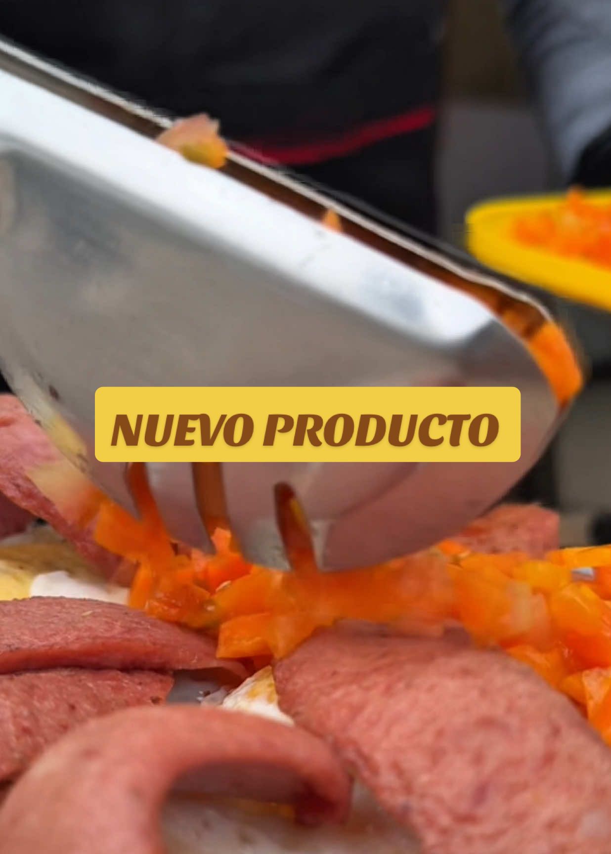 🔥 ¡Atención cochabambinos! 🔥 En Cochinotes llega el KOCHALICÍSIMO 😍🍔 Un monstruo de 4 carnes (res, pollo y matambre), con 4 huevos, muchísimo chorizo parrillero, su ensaladita fresca, papa tostada y todo dentro de un pan hecho con amor por nuestra amiga de Tanta Mila 🥖💛. 👉 ¡Un pan de más de 17 cm! De leche con el toque especial del tradicional pan de harani. 🎉 En honor a septiembre, mes del cochabambino 🎉 Ideal para compartir entre 4 personas. 📍 Solo lo encuentras en nuestro único punto de venta: Calle Sucre, frente al parqueo de Tecnología de la UMSS. ¿Te lo piensas perder? 👀 #Cochinotes #Kochalicisimo #SeptiembreCochabambino #FoodieBolivia