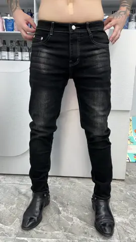 Quần jean nam . Phom slim fit . Gam màu đen wat .  Thiết kế hoàn thiện sắc nét . Đáng trải nghiệm nhé ae
