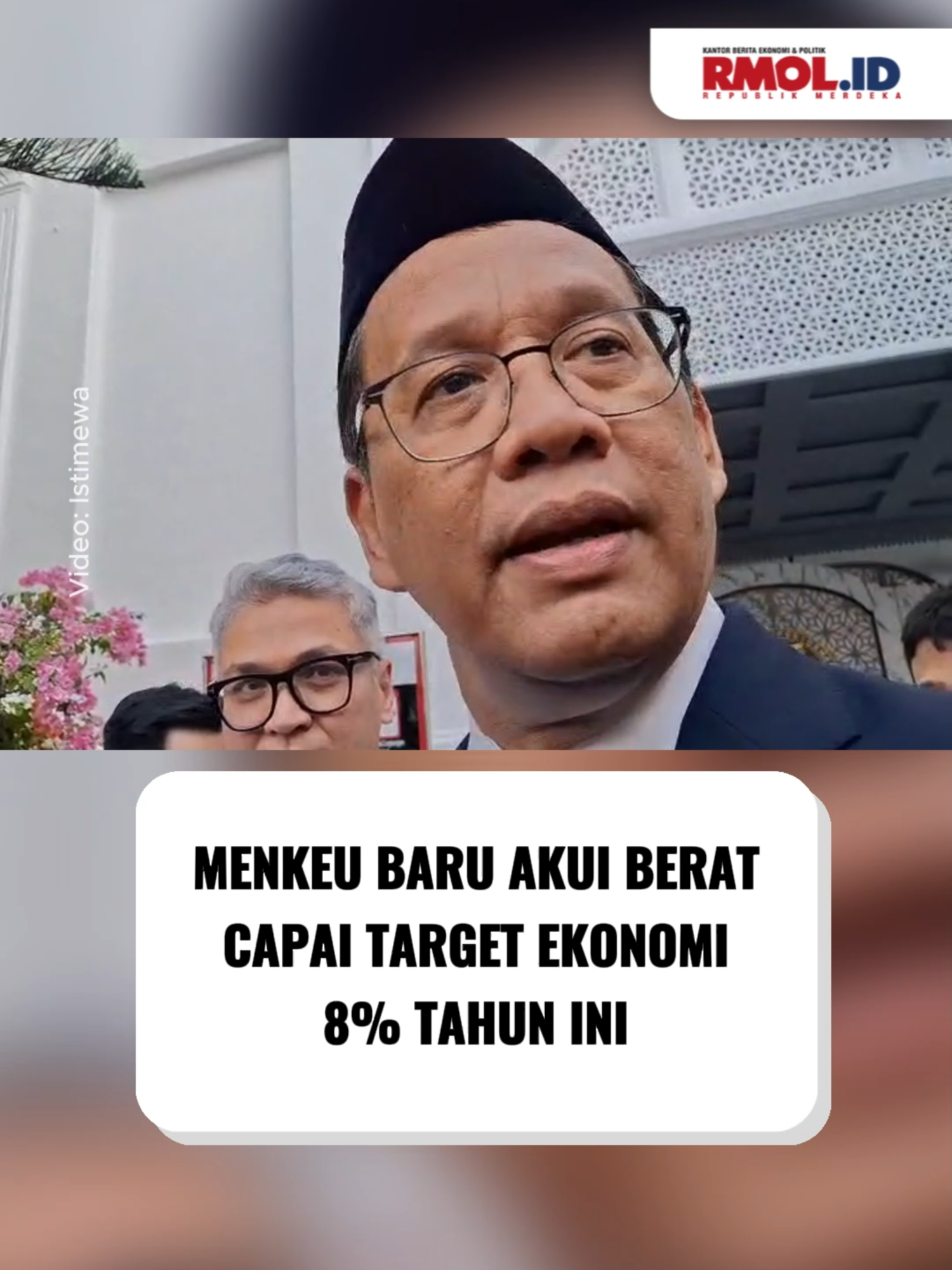Menkeu Baru Akui Berat Capai Target Ekonomi 8% Tahun Ini Menteri Keuangan Purbaya Yudhi Sadewa menilai target pertumbuhan ekonomi 8 persen pada 2025 yang dicanangkan Presiden Prabowo Subianto sulit tercapai dalam waktu dekat. “Kalau tahun ini 8 persen mungkin agak sulit. Dua atau tiga tahun ke depan ada peluangnya,” jar Purbaya di Kompleks Istana Kepresidenan, Jakarta. Senin, 8 September 2025. Menurutnya, langkah awal yang lebih realistis adalah mengembalikan laju ekonomi agar tumbuh di atas 6 persen. Setelah itu, barulah percepatan menuju 8 persen bisa didorong secara bertahap. Purbaya menegaskan strategi-strategi menuju target tersebut telah disiapkan. Dengan pengalaman lebih dari dua dekade sebagai ekonom, ia optimistis arah perekonomian bisa dikendalikan. “Domestik demand kita kuat, 90 persen. Asal kita kelola dengan baik, pertumbuhan bisa tercapai,” tegasnya. Video Editor: Pondra Irawan #rmol #rmoid #republikmerdekaonline #menkeu #menterikeuangan #kemenkeu #kemeteriankeuangan #purbayayudhisadewa #purbaya #srimulyani