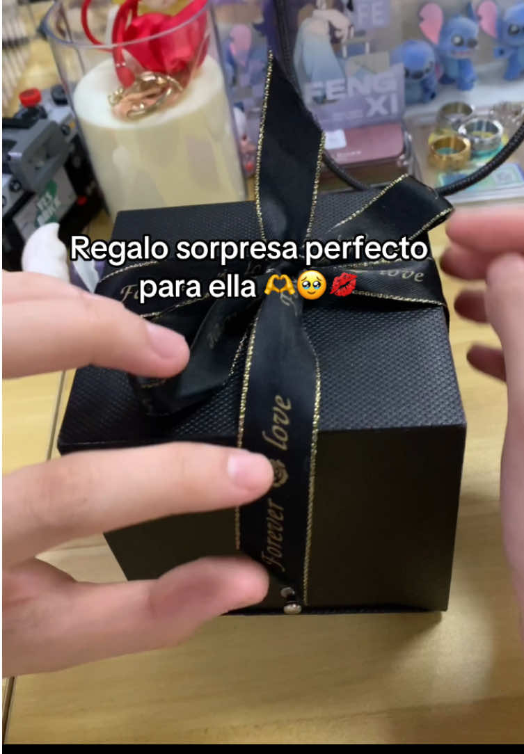 El regalo perfecto para ella 🫶💋🥹#detalles #giftideas #sunflower #necklace #novio 