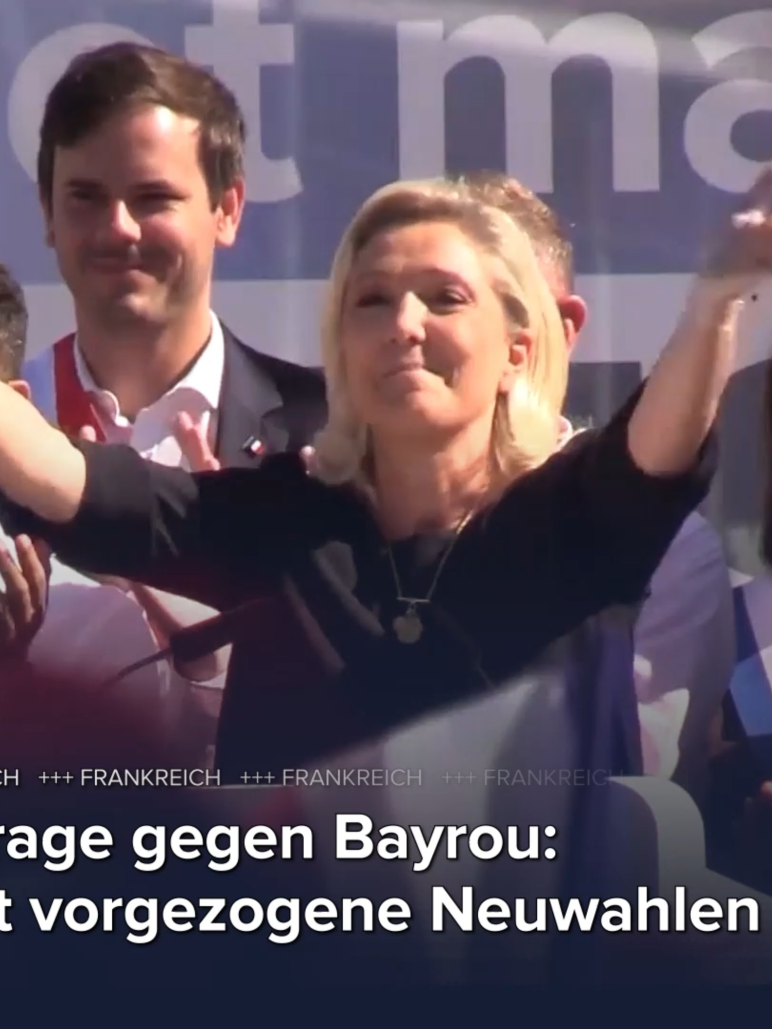 Kurz vor Vertrauensfrage gegen Bayrou: Marine Le Pen fordert vorgezogene Neuwahlen Marine Le Pen ist zurück auf der politischen Bühne Frankreichs. In Hénin-Beaumont, einer Hochburg der Partei Rassemblement National (RN) im nordfranzösischen Kohlerevier, sprach sie einen Tag vor dem Misstrauensvotum gegen die Minderheitsregierung Bayrou und forderte Neuwahlen. Angesichts der hohen Verschuldung will Frankreichs Premierminister François Bayrou massive Einsparungen durchsetzen. Jedoch ist Bayrous Sparprogramm äußerst unbeliebt, weshalb er Ende August aufs Ganze ging und ankündigte, im Parlament die Vertrauensfrage zu stellen. Nachdem er bereits drei Misstrauensvoten im Parlament gewonnen hatte, vertraute Bayrou offenbar darauf, dass die Abgeordneten ihn zum vierten Mal im Amt bestätigen und er sein Sparprogramm umsetzen kann. Doch es kam anders: Marine Le Pens Rassemblement National (RN) und die Sozialdemokraten erklärten umgehend, sie würden Bayrou stürzen. Bei der Veranstaltung am Sonntag in Hénin-Beaumont forderte Le Pen Neuwahlen. Nur diese könnten Frankreich aus der tiefsten Krise der Fünften Republik herausholen. Im März 2025 wurde Le Pen wegen Veruntreuung öffentlicher Gelder verurteilt, sie darf fünf Jahre lang nicht zu Wahlen antreten. Das Urteil ist nicht rechtskräftig, Le Pen hat Berufung eingelegt. Sollte es zu Neuwahlen kommen und die RN den Premierminister stellen, könnte die neue Regierung ein Amnestiegesetz anstoßen, das Le Pen den Weg freimacht, bei der Präsidentschaftswahl im Jahr 2027 anzutreten.