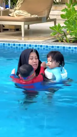 Ajjahe & Lilydut belenang🏊🏻‍♀️🏊🏻‍♂️💦 #lily #princesslily #rayyanza #cipung #raffinagita1717 