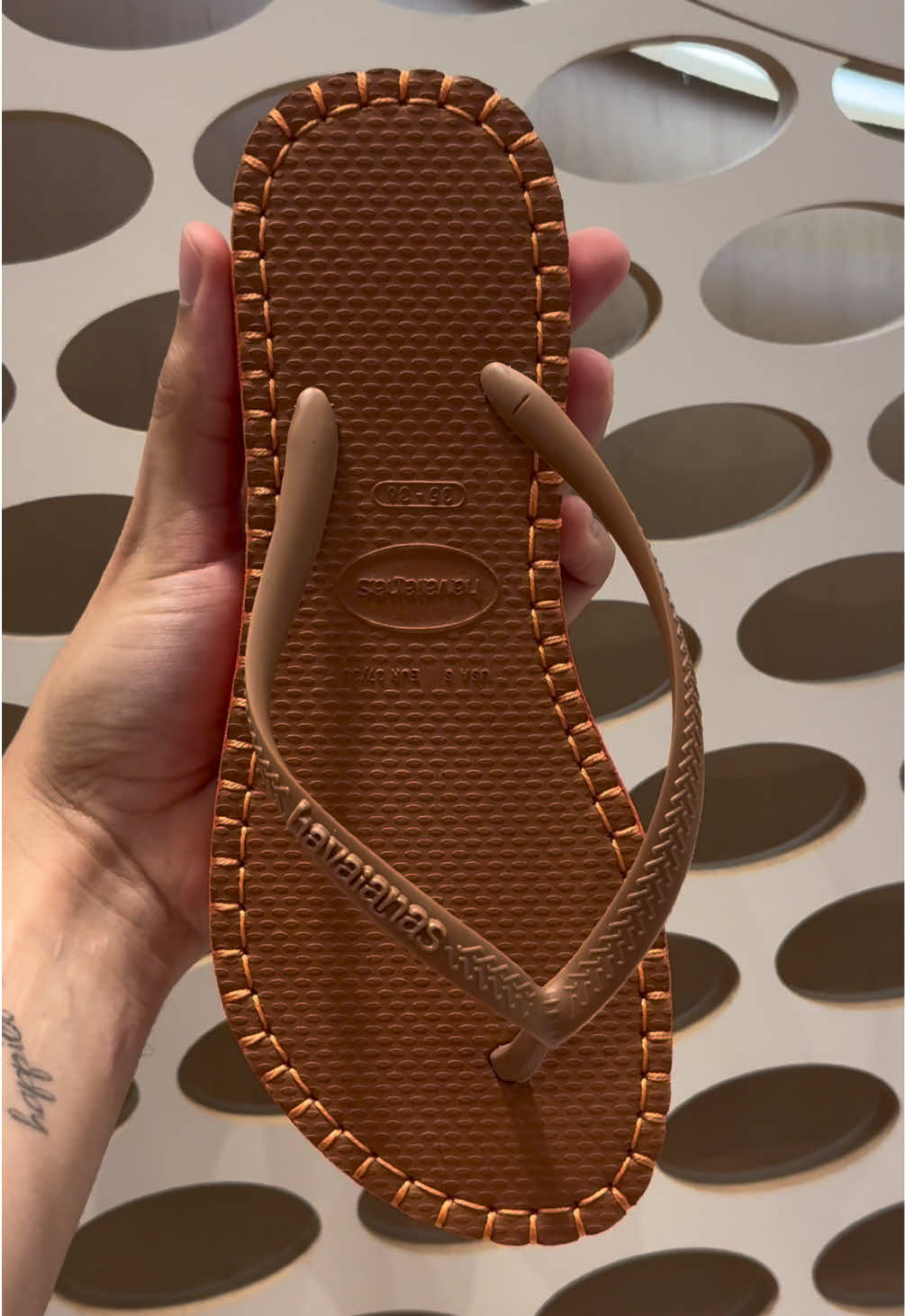 A nova Havaianas Slim Flatform conta com uma sola plataforma reta que acrescenta centímetros de estilo, essas sandálias oferecem o equilíbrio perfeito entre conforto e elegância. 😉🤗 #fy #fyp #havaianas #plataforma #topshopping 