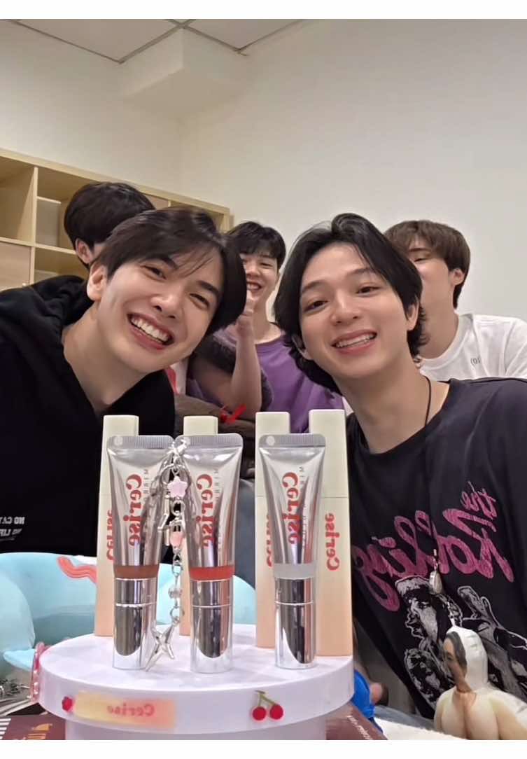 They’re not selling lipstick, they’re selling chaos 🤣 #maxkybas #cooheart #oattrttt #tonliewmtp #maxky_rp 