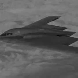 B-2 Spirit القاذفة الشبحية الأمريكية التي لا يلتقطها الرادار دخلت الخدمة عام 1997 وضنعت بقطع محدودة (21) فقط ). مدى تحليقها يتجاوز 11,000 كم وتستطيع حمل أكثر من 18 طن من الأسلحة النووية والتقليدية. سعرها يفوق 2 مليار دولار، لتعتبر أغلى طائرة حربية في لعالم.   #spirit #طائرة_الشبح #B2 #امريكا #طائرات 
