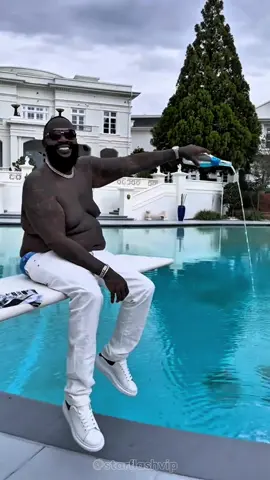 Este hombre es tan rico que hasta sus caballos comen dentro de un Ferrari.