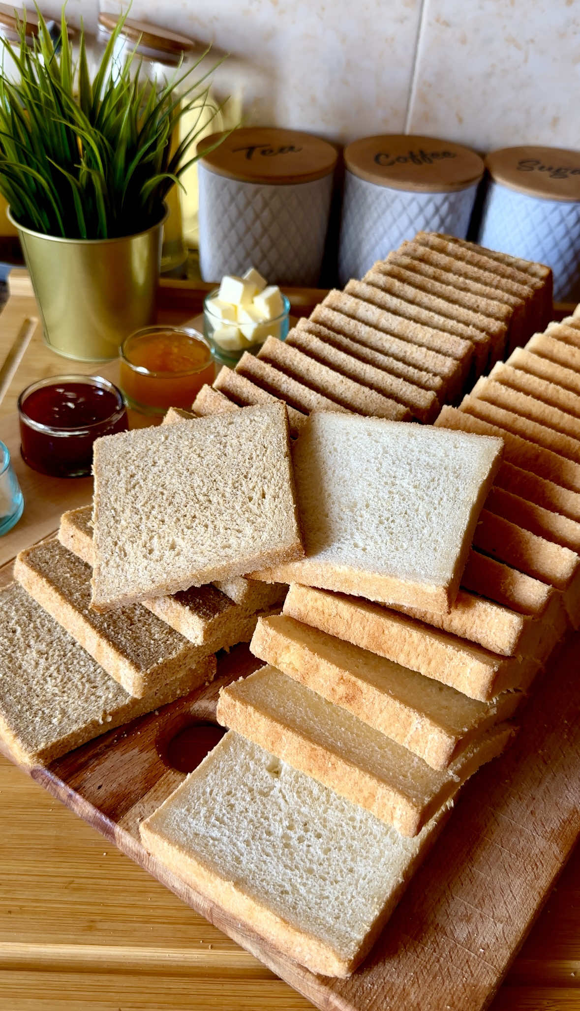 خبز 🍞 توست اسمر : ملعقة كبيرة خميرة فورية 10 غ 2 ملاعق كبيرة دبس التمر عسل 🍯 30 غ  ملعقة صغيرة ملح 🧂  ملعقة كبيرة زيت زيتون 10 غ  ملعقة كبيرة زبدة 🧈 طرية 25 غ 4 كؤوس دقيق قمح 🌾 400 غ 2 كؤس دقيق ( فرينة بلدية ) أو دقيق أبيض  2 كؤوس حليب 🥛 + كأس ماء ما يعادل 460 مل  خبز 🍞 التوست الأبيض :  500 غ دقيق أبيض  ملعقة كبيرة خميرة طرية 20 غ  2 ملاعق كبيرة سكر 30 غ ملعقة صغيرة ملح 🧂  2 ملاعق كبيرة زبدة طرية 40 غ  2 كؤوس حليب 🥛 دافي 300 مل قياس المول : 30 س طول  مابين 9 إلى 10 س عرض 10 س عمق . . #خبز #طبخ #اكسبلور #cooking #cuisine 
