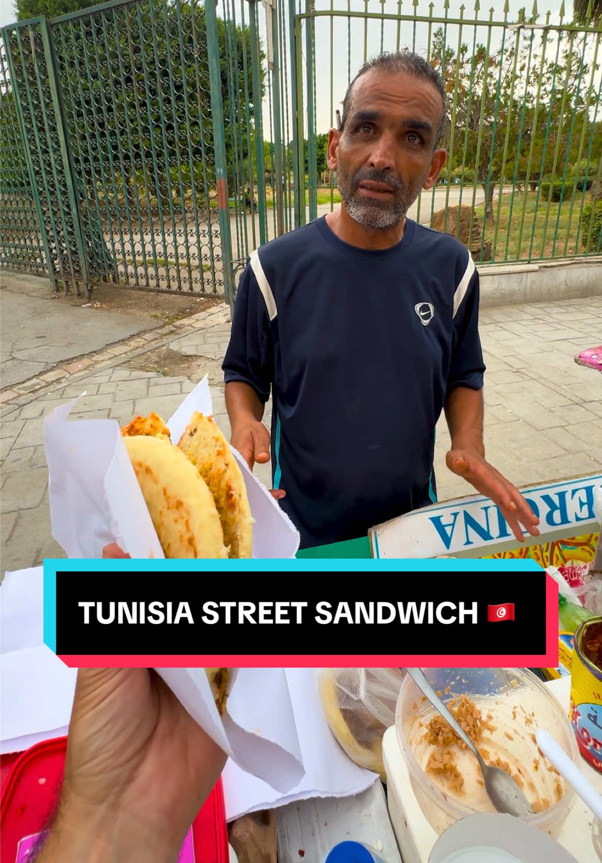Friendly Tunisian sandwich seller gets a reward #tunisia🇹🇳 #streetfood #tunis 