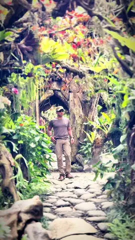 Singgah sebentar di Sari Timbul by Kubu Bali. Taman indah yang terasa seperti lukisan hidup, dipenuhi bunga, ukiran, dan tenang yang menyapa jiwa. Di sini, setiap sudut bercerita – tentang seni, budaya, dan harmoni Bali yang tak lekang waktu.   #akubdkgunung #AdventureSeekers #NatureLovers #MountainLife #bali             