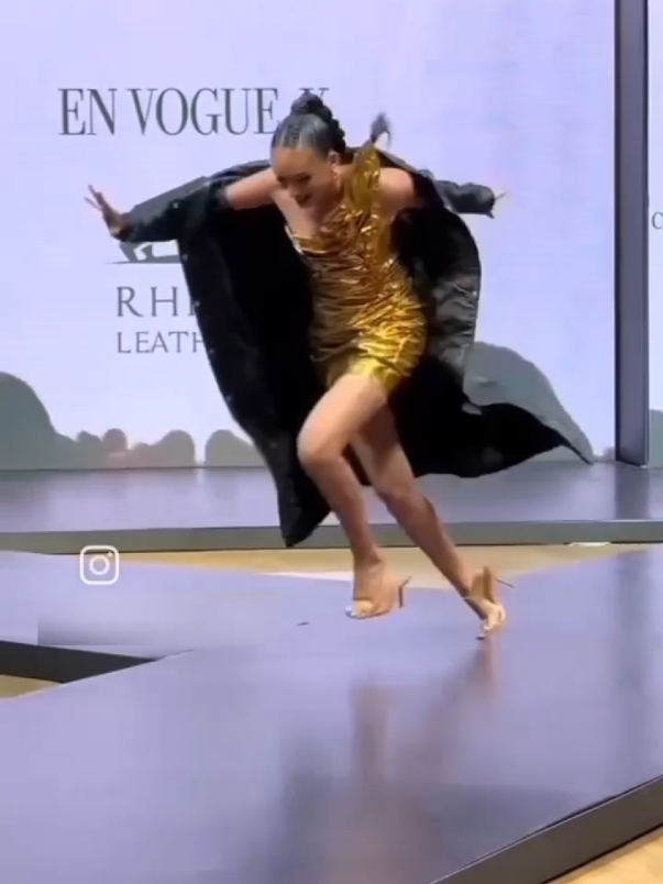 #EpicRunwayFail #CatwalkFail #RunwayFail #FashionBlooper #ModelWalkFail  @YSL Beauty @Versace @Vogue @ZARA @TikTok @Victoria’s Secret @Gucci @BYB Academy 