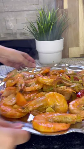 للجمبري بالخلطه: لنص كيلو جمبري  بصله كبيره شرايح  ٣ فصوص ثوم شرايح  قرن شطه  فلفله خضرا شرايح جزره شرايح عود كرفس ملح و فلفل اسود نص معلقه صغيره كزبره ناشفه ربع معلقه صغيره كمون معلقه كبيره مسطرده عصير لمونتين معلقه كبيره زيت  للجمبري بالزبده: لنص كيلو جمبري معلقه كبيره مسطرده  عصير لمونه  معلقه كبيره زيت فص ثوم مفروم  ملح و فلفل اسود رشه بابريكا و هنزود خلال التسويه فصين ثوم صغيرين مفرومين  و عصير لمونه و ٤ مكعبات زبده و شبت  #fyp #explore #fypage #food 