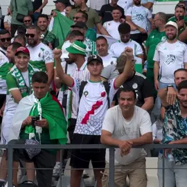 وسط الجماهير الجزائرية ... مغربي بقميص المنتخب المغربي وخريطته الكاملة يردد: الصحراء مغربية🇲🇦🇩🇿
