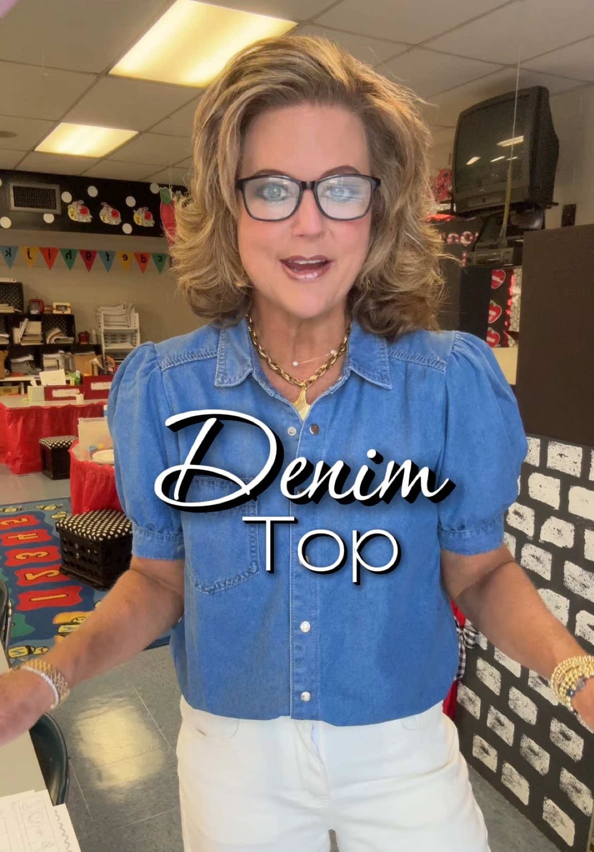 Love a great denim look!💙#blouse #denim #casualstyle #buttonup #shortsleeve #denimshirt #outfitsinspo #OOTD #tiktokshopcreatorpicks #falldealsforyou #fallfashion 