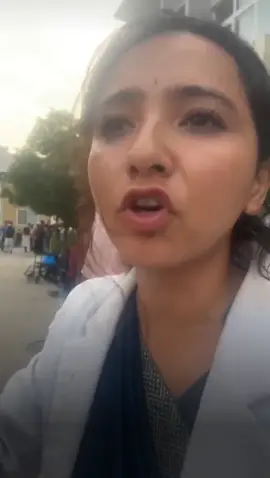 Dr. Toshima Karki आज Gen Z प्र!दर्शनमा घाइते भएकालाई लागिएको Civil Hostpital मा Doctor को Apron Dress लगाएर नै उपचारमा संलग्न रहेकी छन्।#goviralvideo 