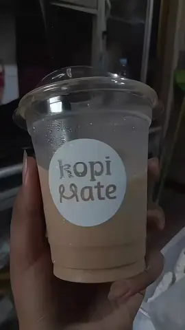 kali ini aku mau nyobain kopi mate rasa pistachio latte☕🍼 #kopipistachio #pistacioenakkkn #kopipistacioviralll #pistaciochocolatecookies 