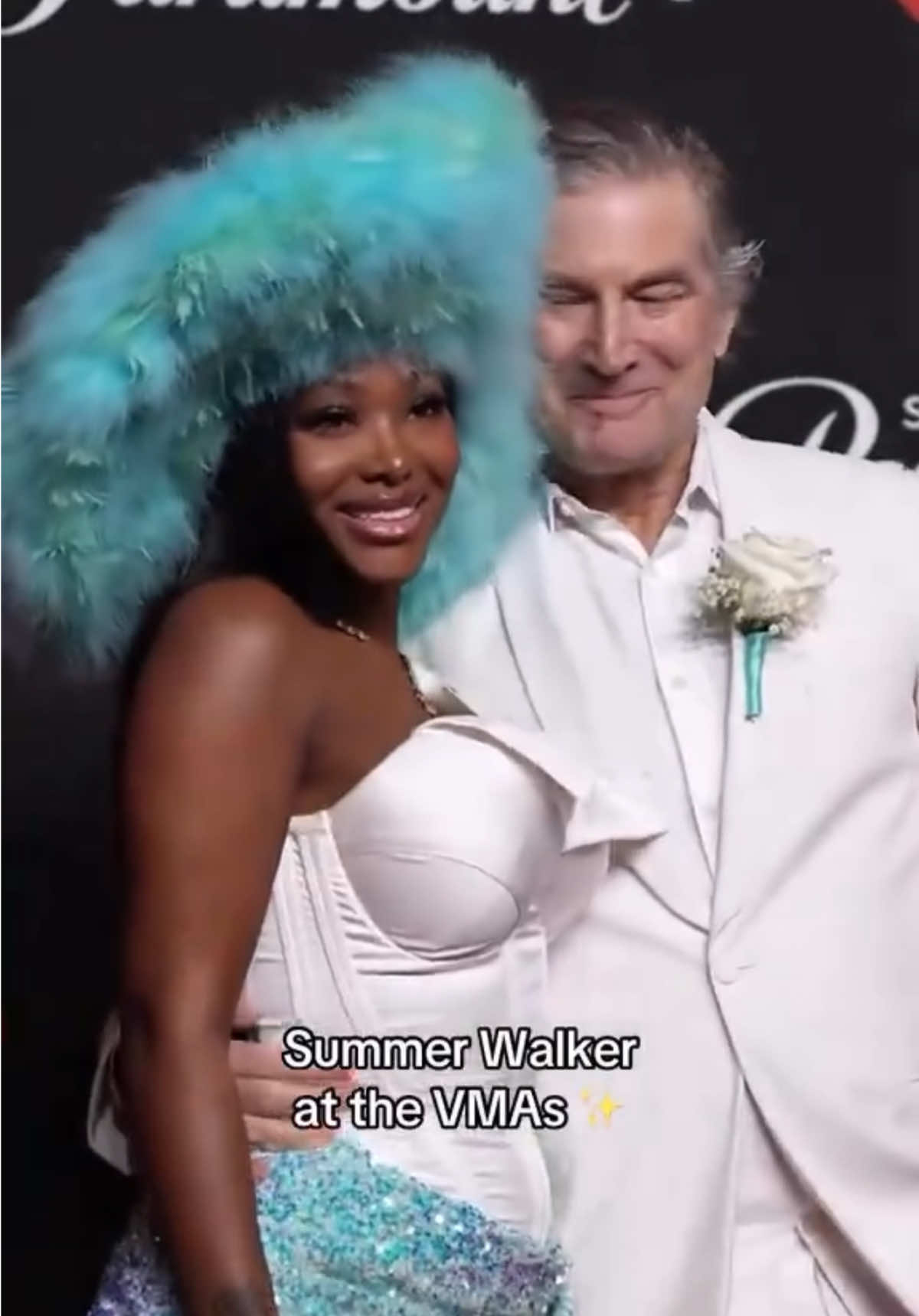 Summer Walker turned the #VMAs red carpet into her personal runway, arriving in a custom @howiebofficial creation with @simitri.shop, styled to perfection by Tyler Glambert. She completed the look with Annabella Chan jewelry and archive Celine heels. But the sweetest moment? Feeding cotton candy to her date on the carpet, a playful twist that had everyone talking. 💖  #LisLove #couplegoals #oldmen #lovebirds 