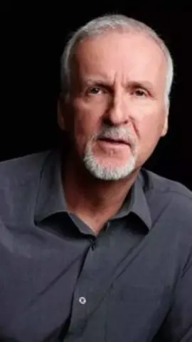 ¿Sabías que James Cameron empezó trabajando como conductor de tráileres y técnico antes de ser un director de cine exitoso? Muchos piensan que los grandes directores de Hollywood nacen con conexiones o estudian en escuelas prestigiosas, pero te equivocas. Cameron comenzó desde cero: trabajaba transportando equipos y estudiaba cine de manera autodidacta, viendo tutoriales, leyendo libros y aprendiendo sobre efectos especiales y edición. Su historia demuestra cómo la superación personal, el trabajo duro, la disciplina y la creatividad pueden transformar vidas. Hoy, cuando alguien busca cómo James Cameron comenzó su carrera, historia de James Cameron, director de Titanic, cómo se convirtió en director famoso, películas de James Cameron, cómo triunfar en Hollywood sin estudios, inspiración de cineastas, historias de éxito en cine, cómo dirigir una película, ejemplos de perseverancia, superación de obstáculos en Hollywood, carrera de James Cameron, director autodidacta, cómo hacer cine desde cero, lecciones de vida de cineastas, motivación para emprender en cine, éxito desde cero en Hollywood, James Cameron antes de Titanic, cómo crear películas exitosas, historias de cine que inspiran y secretos de directores exitosos, encuentra la inspiración en su trayectoria. Con esfuerzo y visión, dirigió The Terminator, Aliens, Titanic y Avatar, convirtiéndose en uno de los cineastas más reconocidos y exitosos del mundo. Su historia demuestra que incluso sin dinero, contactos ni títulos, la pasión y la perseverancia abren puertas que nadie imaginaría. Entonces, ¿qué nos enseña? Que empezar desde cero, tener disciplina, aprender de manera autodidacta y mantener tu visión puede llevarte a logros extraordinarios, aunque todos digan que es imposible. #JamesCameron #HistoriasDeÉxito #MotivaciónCine #SuperaciónPersonal