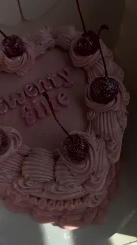 🍒✨💓🎂 #twentyfine #chrisbrown #heartcake #cakedecorating #29