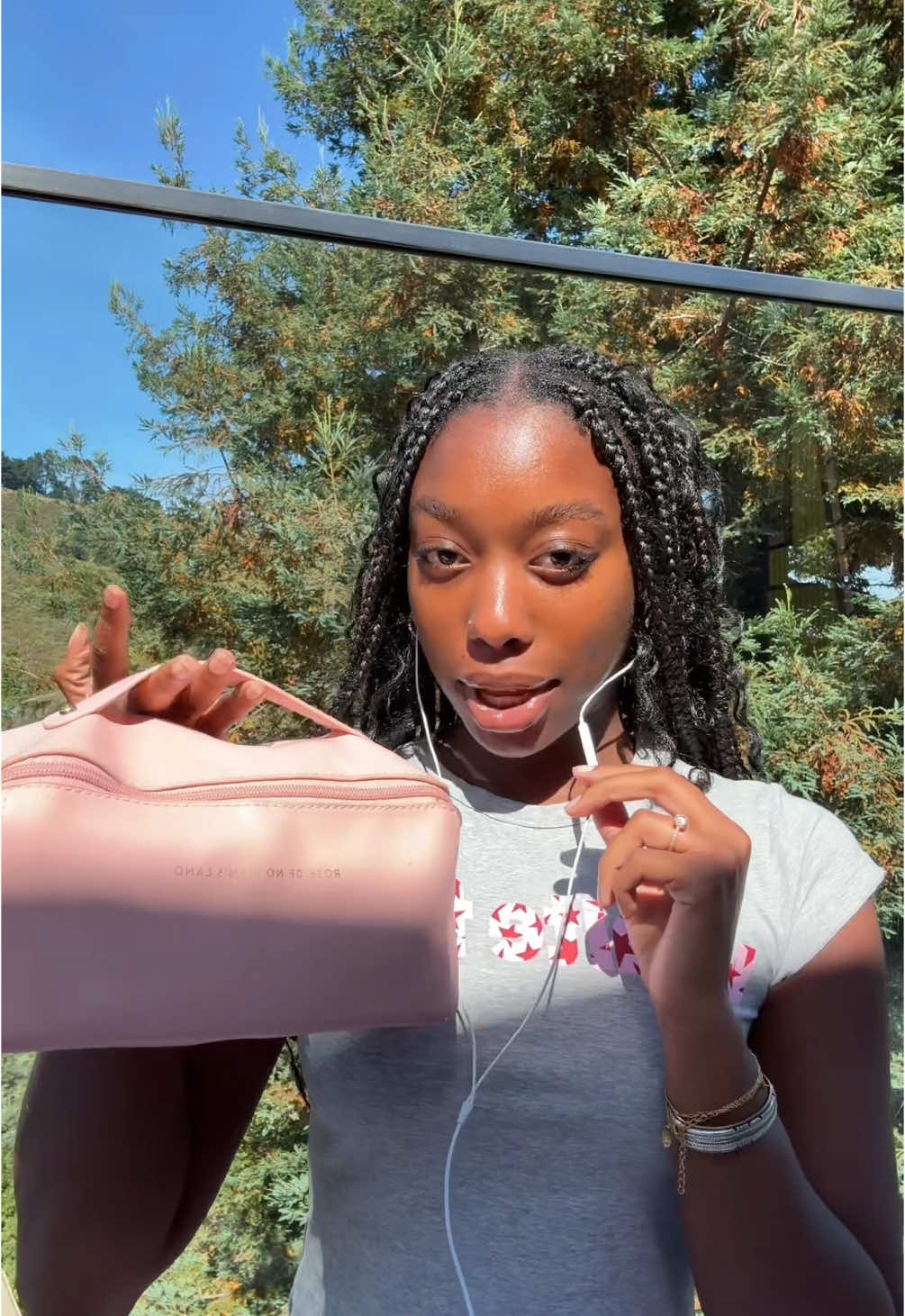 I think I need to start doing my makeup outside more 🤭 - - - @Saie  @EADEM  @Fenty Beauty  @MERIT Beauty  @rhode skin  @Glossier  ••• #cleanmakeup #cleangirlmakeup #oilyskin #makeup #dailymakeup