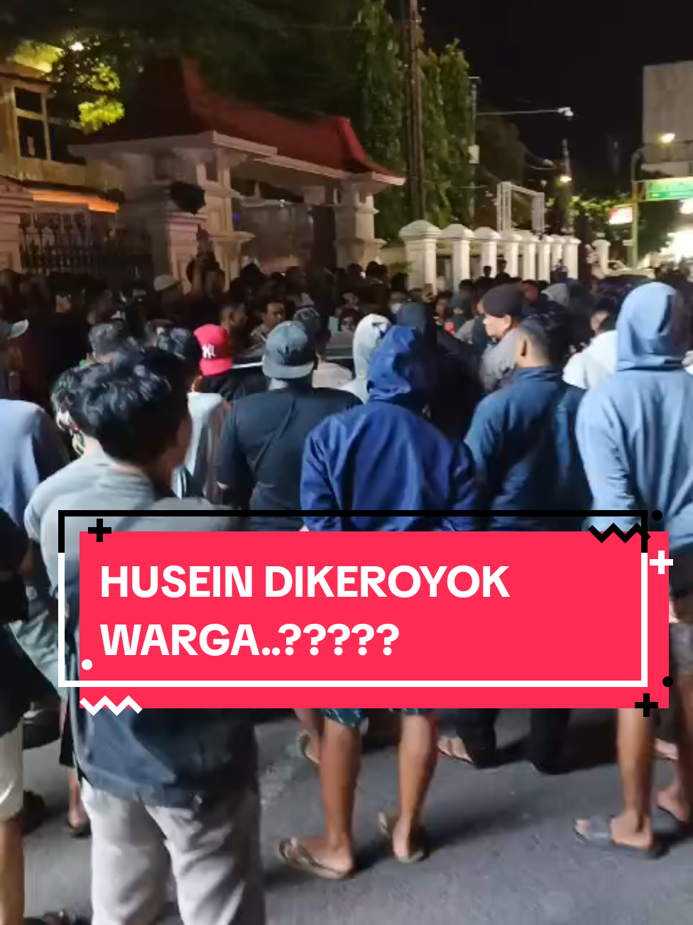 Suasana ricuh saat Husein menyambangi posko Aliansi Masyarakat Pati Bersatu pada Senin, (9/9/2025) pukul 23.10 WIB.  #huseinpati #dikeroyok #pati #viral #fyp 