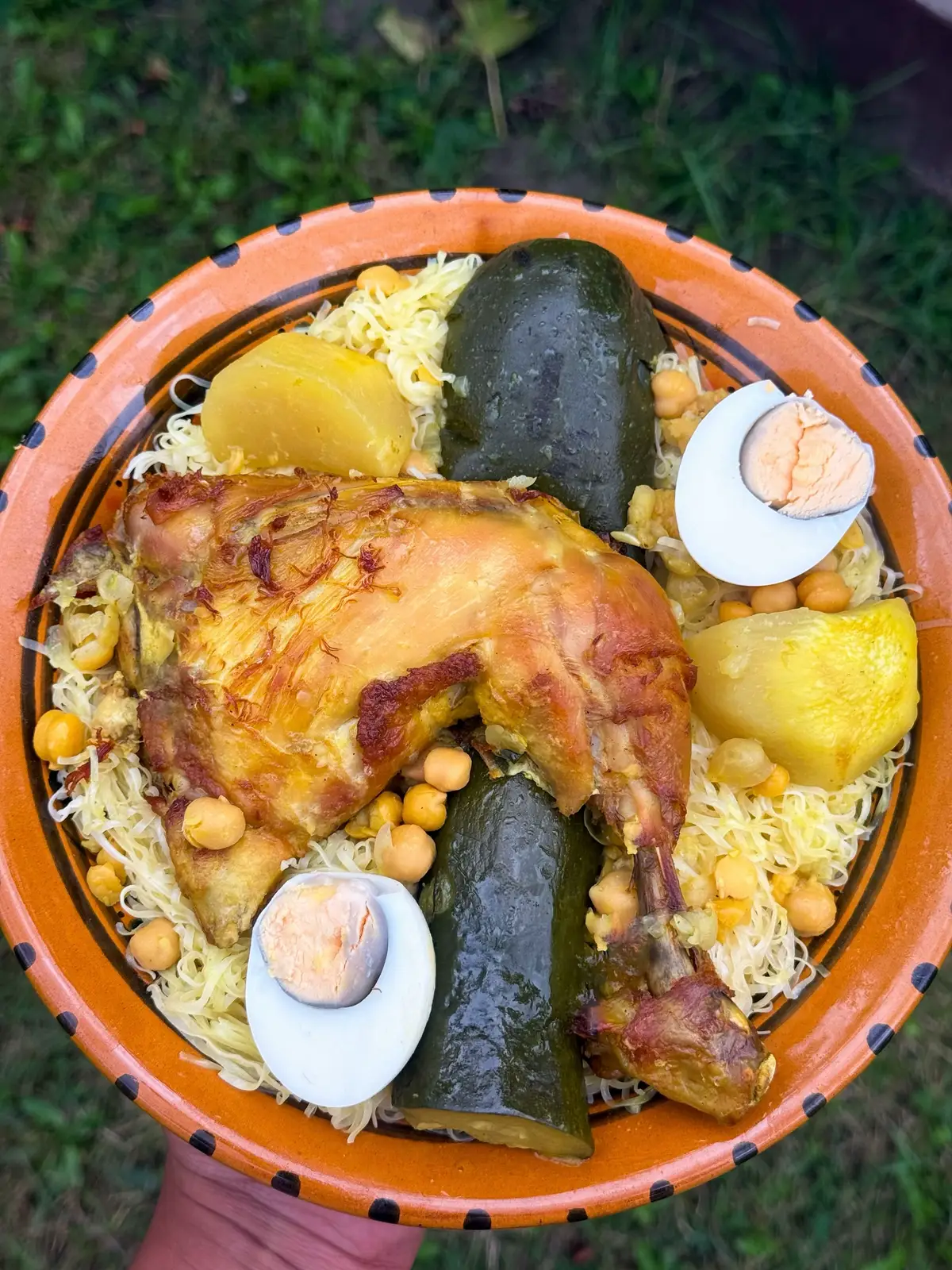 Pour la sauce : - 4 cuisses de poulet ou 500 g d’agneau - 1 oignon finement hachés - 2 à 3 courgettes coupées en morceaux - 3 à 4 navets coupés en morceaux - 1 poignée de pois chiches trempés la veille - 1 bâton de cannelle - 1 c.c à café de curcuma ( facultatif) - 1 c.c de poivre - 2 c.c de sel - 3 à 4 cuillères à soupe d’huile - 1 bouquet de coriandre fraîche Préparation des nouilles rechta : 1. Disposer la rechta dans un grand saladier , saler, huiler  puis faire cuire les nouilles à la vapeur en les plaçant dans un couscoussier pendant 15minutes. 2. Après cette première cuisson, retirer les nouilles et les arroser avec un peu d’eau pour les humidifier. 3. Remettre à cuire à la vapeur une seconde fois pendant environ 15 minutes. 4.Répéter 3 fois l’opération en tout  Préparation de la sauce : 1. Dans une grande marmite, faire chauffer l’huile. 2. Ajouter les morceaux de poulet ou d’agneau et les faire dorer sur toutes les faces. 3. Ajouter l’oignon haché et faire revenir pendant quelques minutes. 4. Incorporer les pois chiches, les épices (cannelle, poivre, sel , curcuma ) et bien mélanger. 5. Ajouter  les navets et couvez d’eau chaude à hauteur et laisser mijoter pendant environ 30 minutes. 6. Ajouter les courgettes et laisser cuire encore 20 minutes. Votre sauce est prête.  Assemblage: 1. Une fois les nouilles cuites, les disposer dans un grand plat. 2. Arroser les nouilles avec un peu de sauce pour les imbiber et les rendre savoureuses. 3. Placer les morceaux de viande et les légumes par-dessus. 4. Verser un peu de sauce par-dessus et servir le reste de la sauce à part. 5.Vous pourrez également ajoutez des œufs cuits.  Enjoy ! 😋 #recettealgerienne #rechta #recettealgeroise #recettefacile #recettesale #pourtoi 