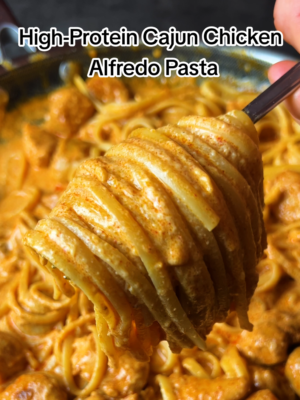 Cajun Chicken Alfredo Pasta🤤 If you like Alfredo Pasta, you will LOVE this Cajun chicken version of it!😍 It's creamy and comforting while being sooooo tasty, it's the best🔥 Very easy and quick to make, generous AND low-fat and high protein, eating healthy has never been easier!✨ Ingredients: Chicken Cajun seasoning, salt Olive oil Lemon juice Protein penne pasta 1/3 fat cream cheese Parmigiano  Mozzarella  1% milk Parsley  Chives Calories : 515kcal Protein : 46g Carbs : 45g Fat : 18g Don't hesitate, this MUST be your next dinner! The full recipe is in my Meal Prep Cookbook, link in bio🔗 Bon appétit, James ❤️ #chicken #pasta #delicious #tasty #creamy 