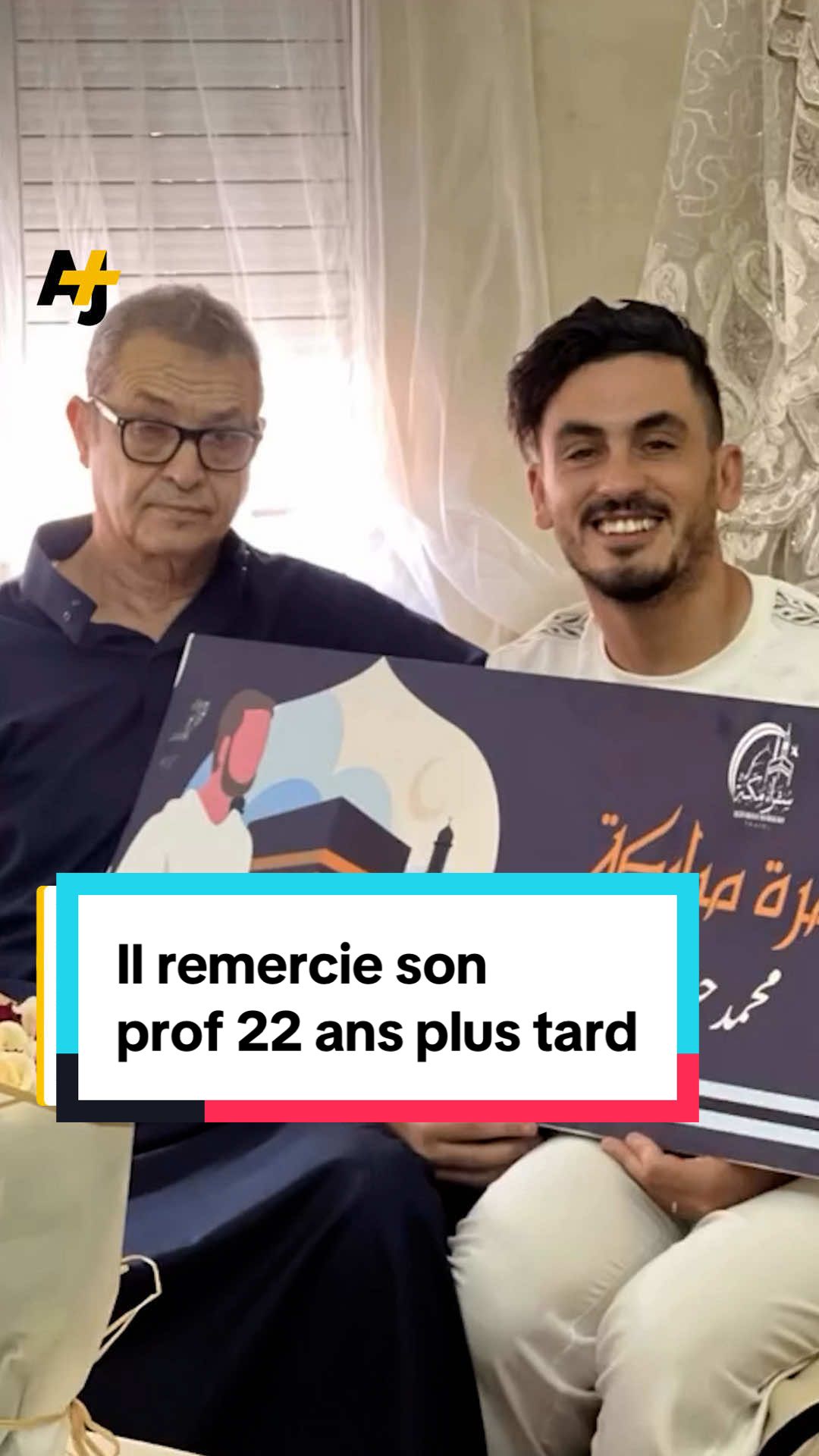Il y a 22 ans, cet homme, alors enfant, vivait dans un bidonville et n’avait pas les moyens d’acheter ses manuels scolaires. Son professeur les lui a offerts. Aujourd’hui, il le remercie de cette manière : #ajplusfrançais #maroc #marocain #professeur #eleve 