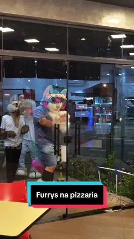 Uma invasão  rolou na Domino’s 🍕🔥Fursuiters chegaram pra curtir uma pizza do melhor jeito possível! 😎 E aí, qual sabor você pediria nessa missão? 👀 #Furry #Fursuit #FurryBrasil #Pizza.      @Nicky @NICKllfox_oficial  @Breno Vieira 
