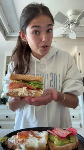 This high protein cottage cheese, avocado, and egg sandwich is so good 🥪 😋