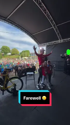 Home fans. Home celebration 🎉🏰🏴󠁧󠁢󠁷󠁬󠁳󠁿 4000 fans packed Cardiff Castle to celebrate G’s career with the man himself. #cycling #roadcycling #G 