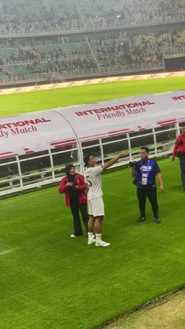Rizky Ridho lempar kaus kaki?? . . . #timnasindonesia #rizkyridho #gelorabungtomo 