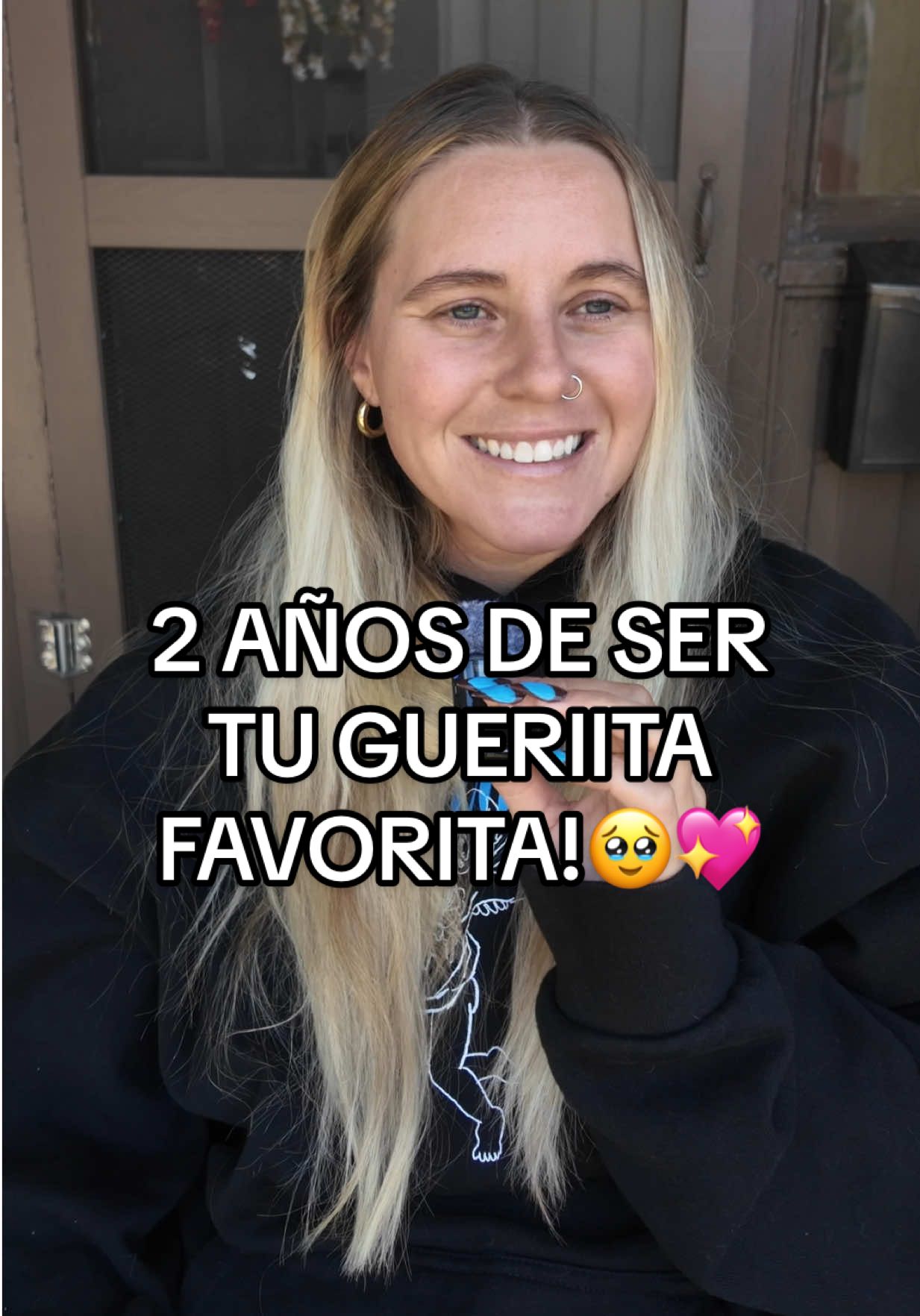 Hoy celebro 2 años de ser “tu gueriita favorita”!!🥹💖 hoy reflexiono sobre lo que he aprendido, lo que significa para mí ser ‘creadora de contenido,’ como ha cambiado mi vida por tener ustedes a mi lado mientras me enamoro cada dia más del país más chingón del mundo🇲🇽 Cuando empecé, nunca esperaba que las redes me conectarían con la cultura de una manera tan profunda y real. Por las redes he conocido a gente que ahora ha vuelta familia. Gracias por acompañarme en esto. Gracias por alimentar mi curiosidad sobre cultura y el idioma. Por corregir mis errores (jeje). Por conocerme y mis intenciones hacia su pais. Sé que el estado político del EEUU ha revelado mucho sobre los gringos y su odio hacia los latinos, y la neta me rompe el corazón que esos pendejos nos den mala fama aunque existemos nosotros que queremos y respetamos México.  Gracias por todo y brindamos por muchos años más de compartir aventuras en los pueblitos, ropa típica, y comida en nuestro querido México!!!💚🤍❤️