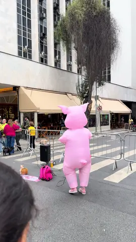 Porquinho da paulista. Um velho doído tentou furar ele com um garfo @Porquinho da Paulista 