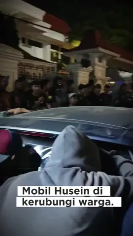 WARGA MASYARAKAT PATI MENGRUDUK MOBIL HUSEIN  DI ALUN ALUN PATI