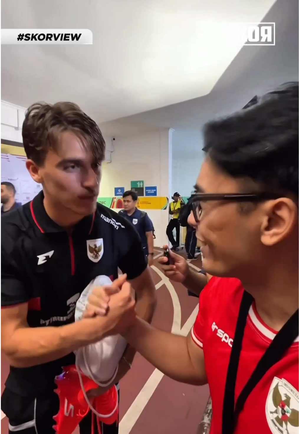 Kesan Mauro Ziljstra setelah jalani debut bersama timnas Indonesia di Surabaya!  #skorview #mauroziljstra #skorxyussanugraha 