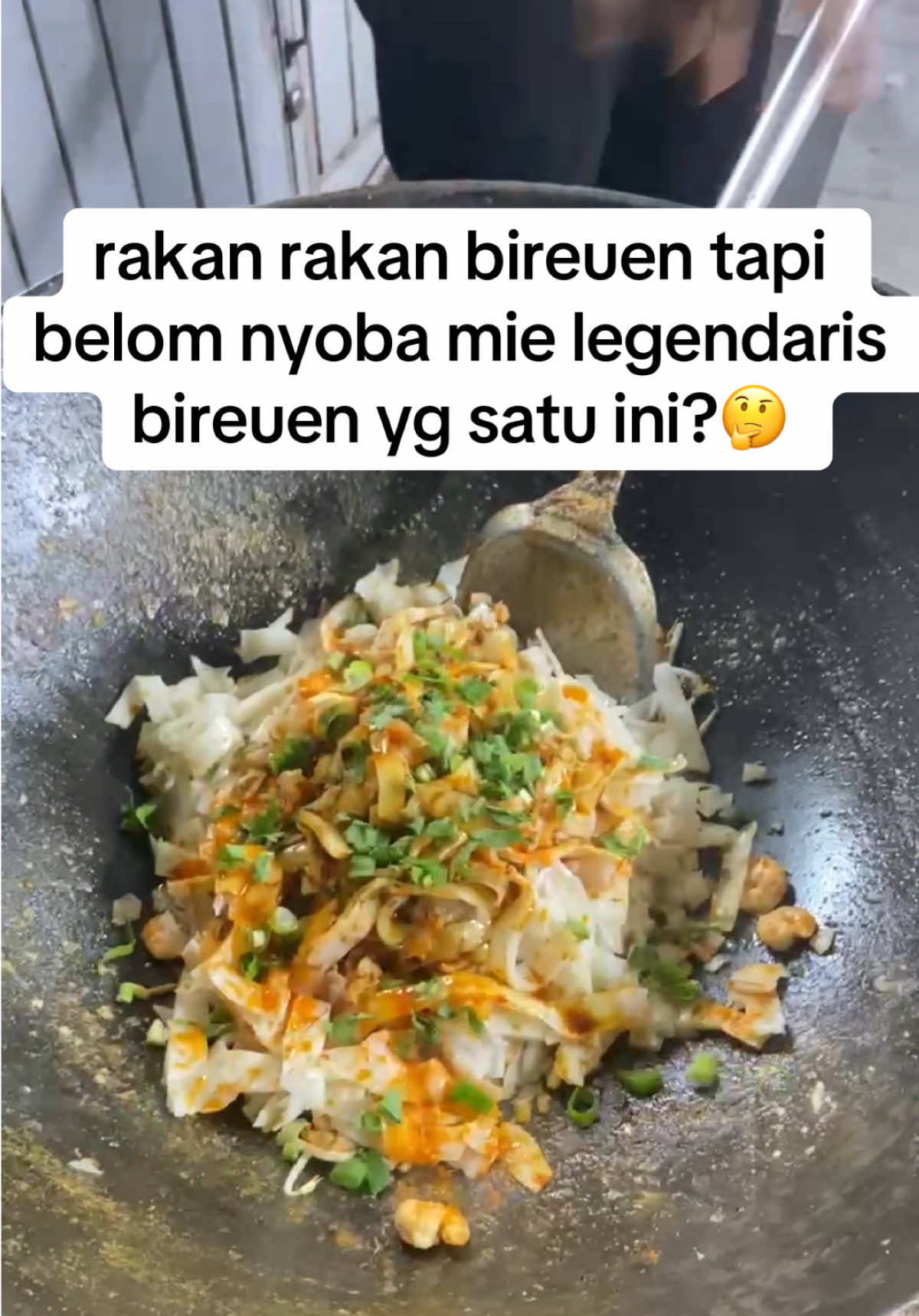 rakan rakan masa iya golom ne rasa mie bgdin? jak laju dike bank aceh dan samping kiri suzuya (warong choky kupi & uroe malam) mimin oreh rakan beh es #kulinerindonesia #kulinerbireuen #kulineraceh #promoseruweekend #miehungoreng 
