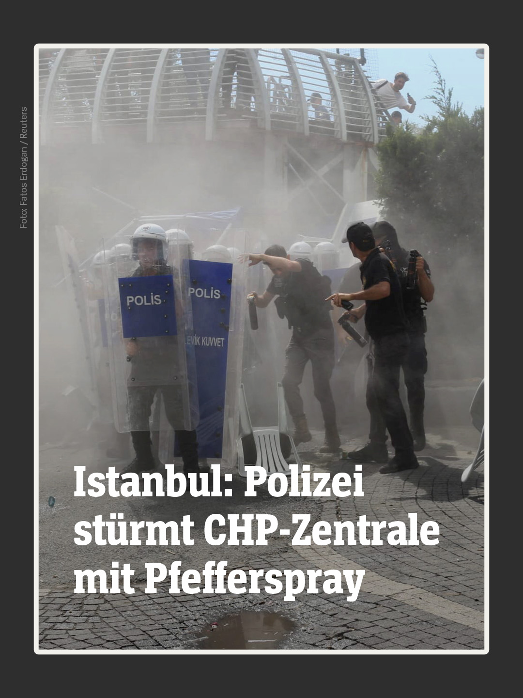 Mit Pfefferspray hat die Polizei in Istanbul Oppositionelle vor der CHP-Parteizentrale zurückgedrängt. Es ist der jüngste Eklat in einer Reihe von Repressionen. Wie der türkische Präsident Erdoğan die Oppositionspartei CHP mithilfe der Justiz immer weiter unter Druck setzt – und wie diese Widerstand leistet, lest ihr auf SPIEGEL.de. Den Artikel findet ihr hier verlinkt. #Erdogan #Istanbul