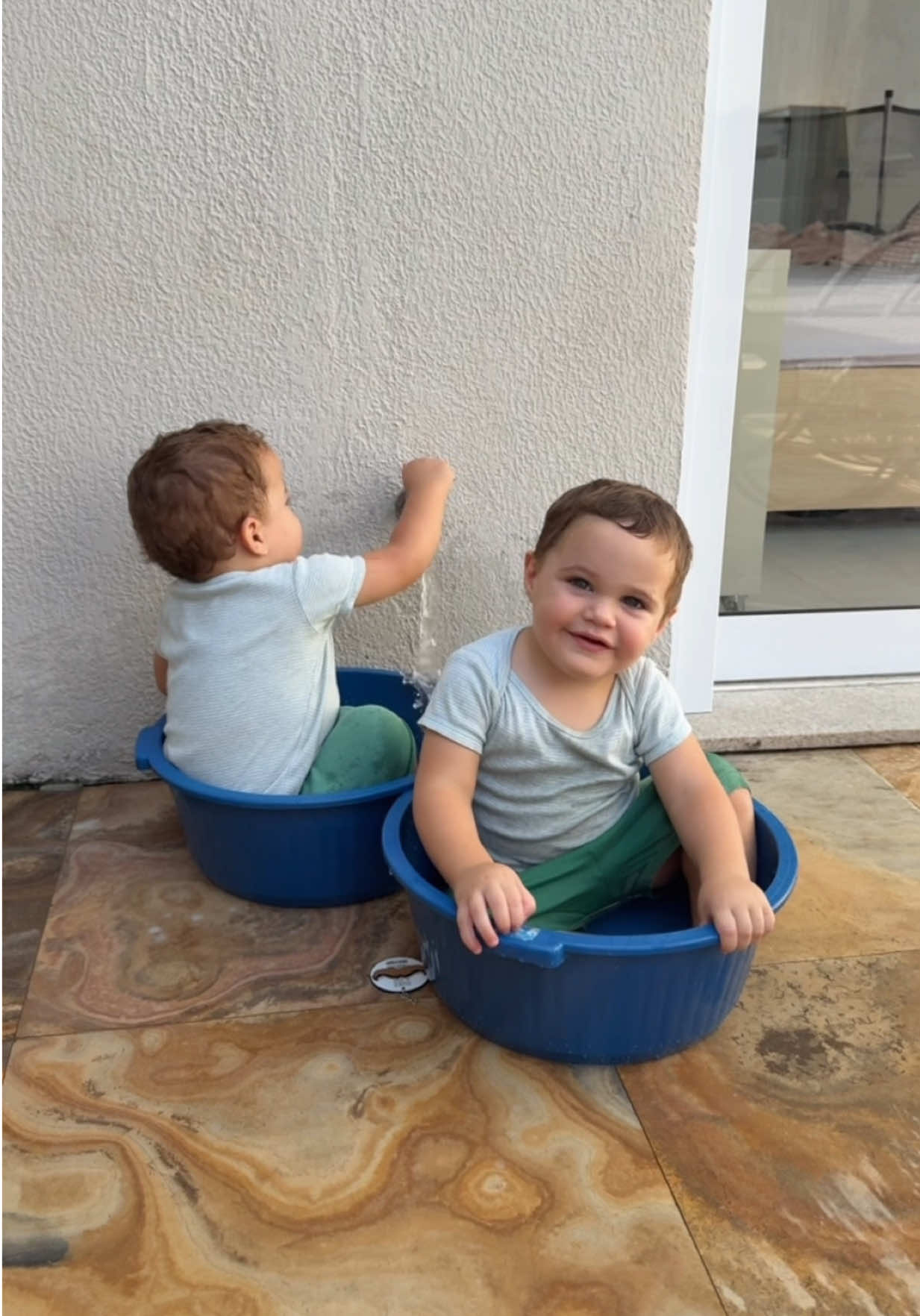 Força ✅ Raciocínio ✅ Se vira mamaezinha! 🥹💙 Meus amores 🥰🥰 . . . . . . . . . . . . . . . . . .   #gemeos #maternidadereal #laracorrales #bebesinteligentes #criancastiktok 