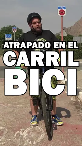 Esto es intolerable. Llevo 2 meses aquí parado, separado de mi familia. Quiero una solución ya! #carrilbici #humor #jajaja #atrapado #atascado 