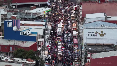 🚁🙌🏻 Vuelo seguimiento al bus de la selección de Paraguay 🇵🇾pasando por el mercado 4 y festejos en calle palma. Relatos: Chipi vera #paraguay🇵🇾 #albirroja #fyp #clasificacion #viraltiktok 