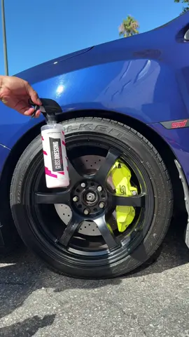 Gloss Dressing. Este producto lo puedes usar para muchos cosas para restaurar los plásticos de tu carro o darle brillos a las llantas. #glossdressing #tireshine #llantasbrillantes #subaruwrxsti 