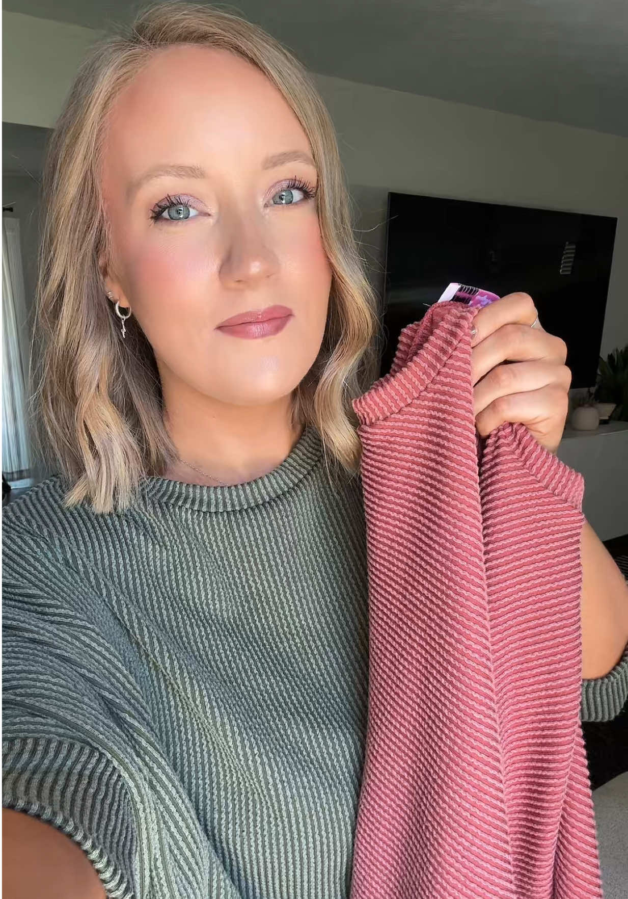 these shirts are the best 🙌🏼 @Discount Divas Boutique #discountdivas #falloutfit #falltransitionoutfit #falltops #fallshirts 