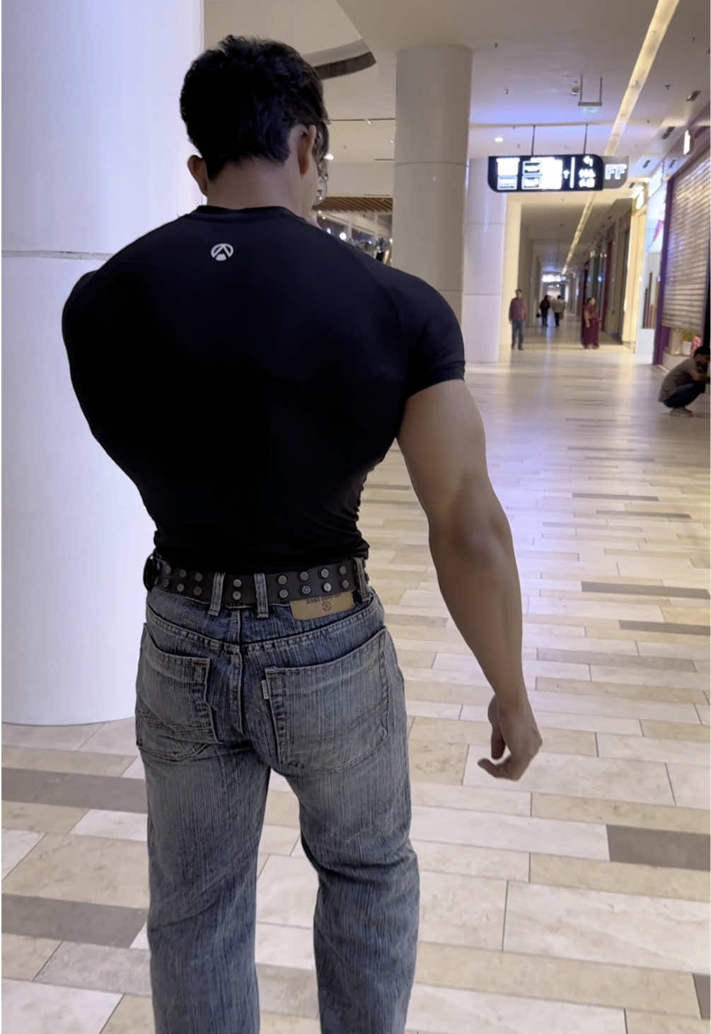 When a V-taper walks, heads turn automatically 👀 #fyp #GymTok #reaction #viral #breathedivinity #explore 