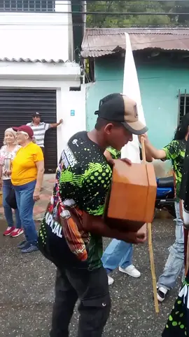 Los grupos de tambores, chimbangueles o vasallos realizan diferentes cánticos y bailes a San Benito Chimbangueles Loma de San Isidro, Carvajal #motatan #motatantrujillo #tambores #cultura #tradiciones La tradicional Romería se realiza todos los años y en esta oportunidad @brisasdejalisco en alianza con @motatanaldia presentamos una cobertura especial de esta actividad.