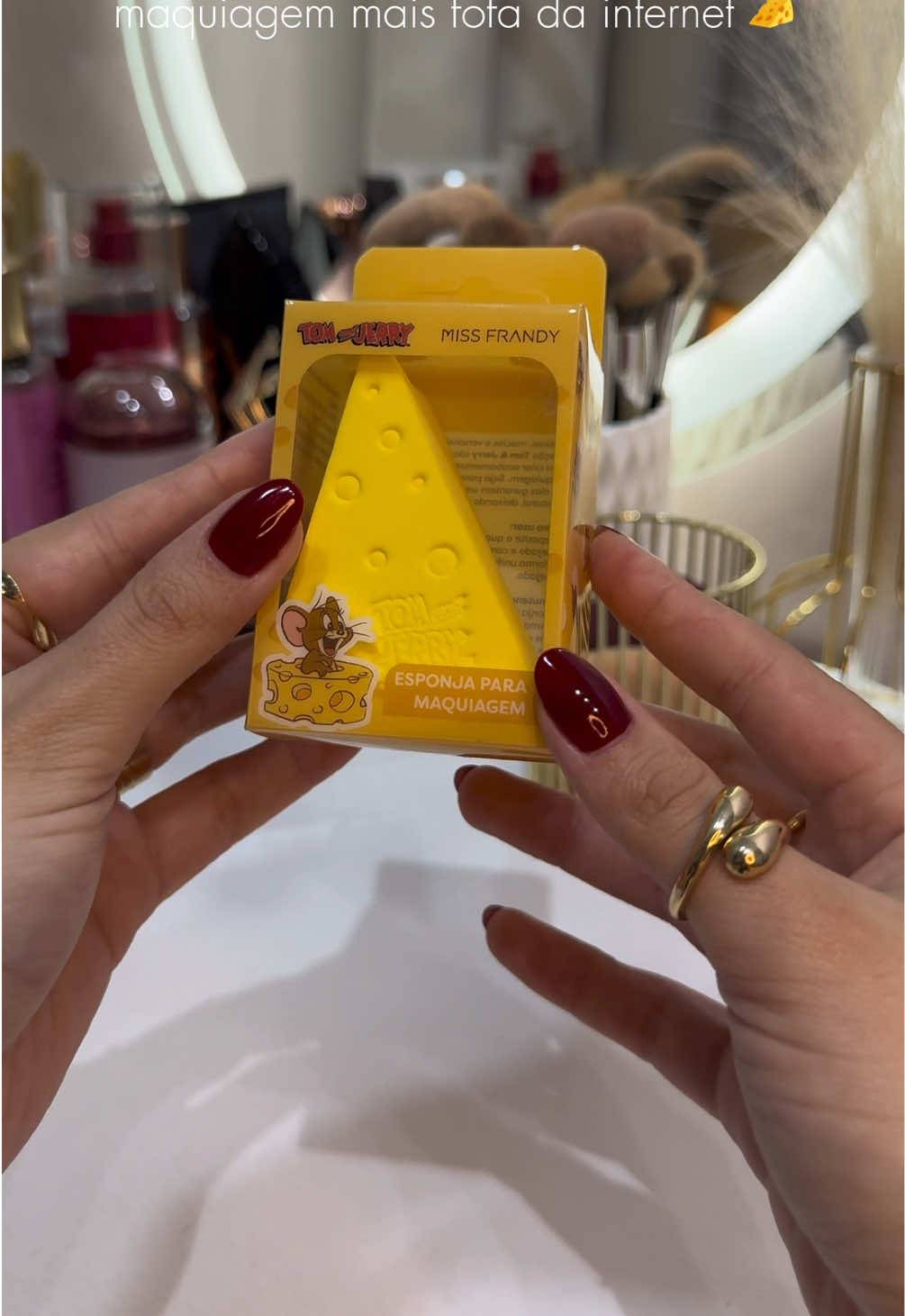 Além de ser uma fofura, é baratinha 🧀 Tem coisa melhor?! 🤩💛 Eu amei, vocês testariam? 😂😅 #shopeebr #esponjinhademaquiagem #maquiagembrasil #makefun #produtosdiferentões       